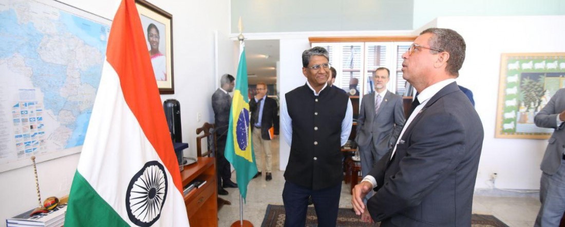Governador Fábio Mitidieri e embaixador indiano no Brasil discutem programa Sergipe Águas Profundas