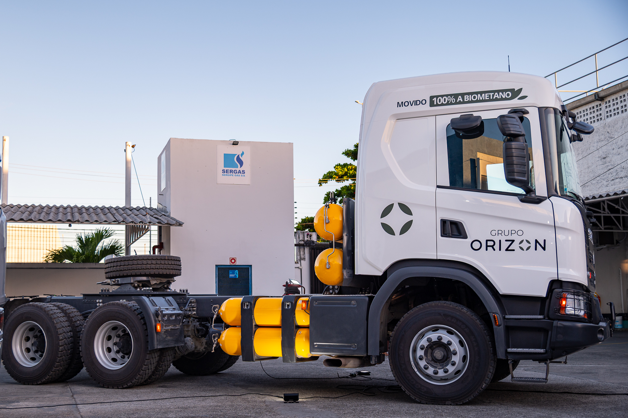 Sedetec e Sergas apresentam caminhão movido a gás natural como alternativa ao diesel