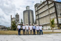 Equipe de funcionários que já atua na fábrica acompanhou a visita